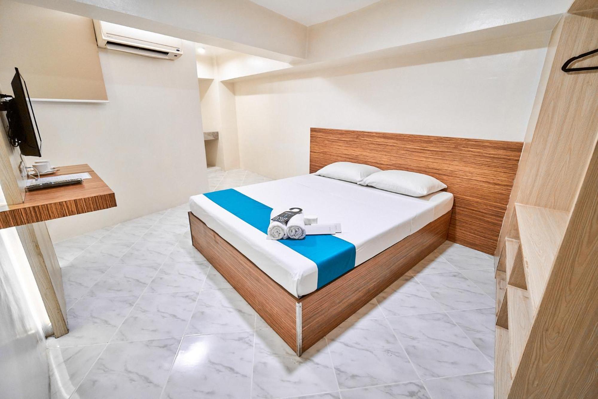 Circuit Hostel Makati City Exterior photo